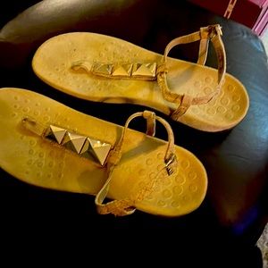 Summer sandle. Only worn once.  Still a lot of wear.